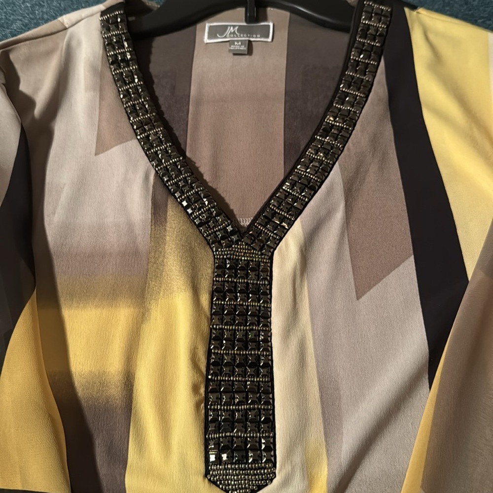 Beautiful Jewelled V Neck 3/4 flared sleeves - Picture 8 of 9